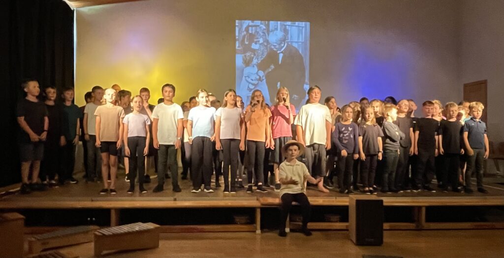 Theateraufführung zum Schuljahresende: Ein Stück über Albert Schweitzer und das, was uns verbindet