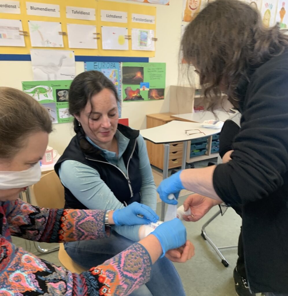 Erste-Hilfe-Kurs des DRK an der Grundschule Burgberg – gut vorbereitet für den Ernstfall